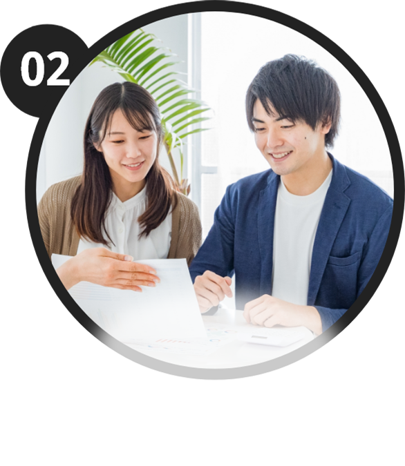 案内を受ける男女の二人組