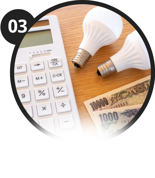 電卓と電球とお金の写真
