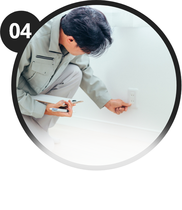 調査する男性の写真